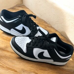 NIKE dunks BLACK AND WHITE